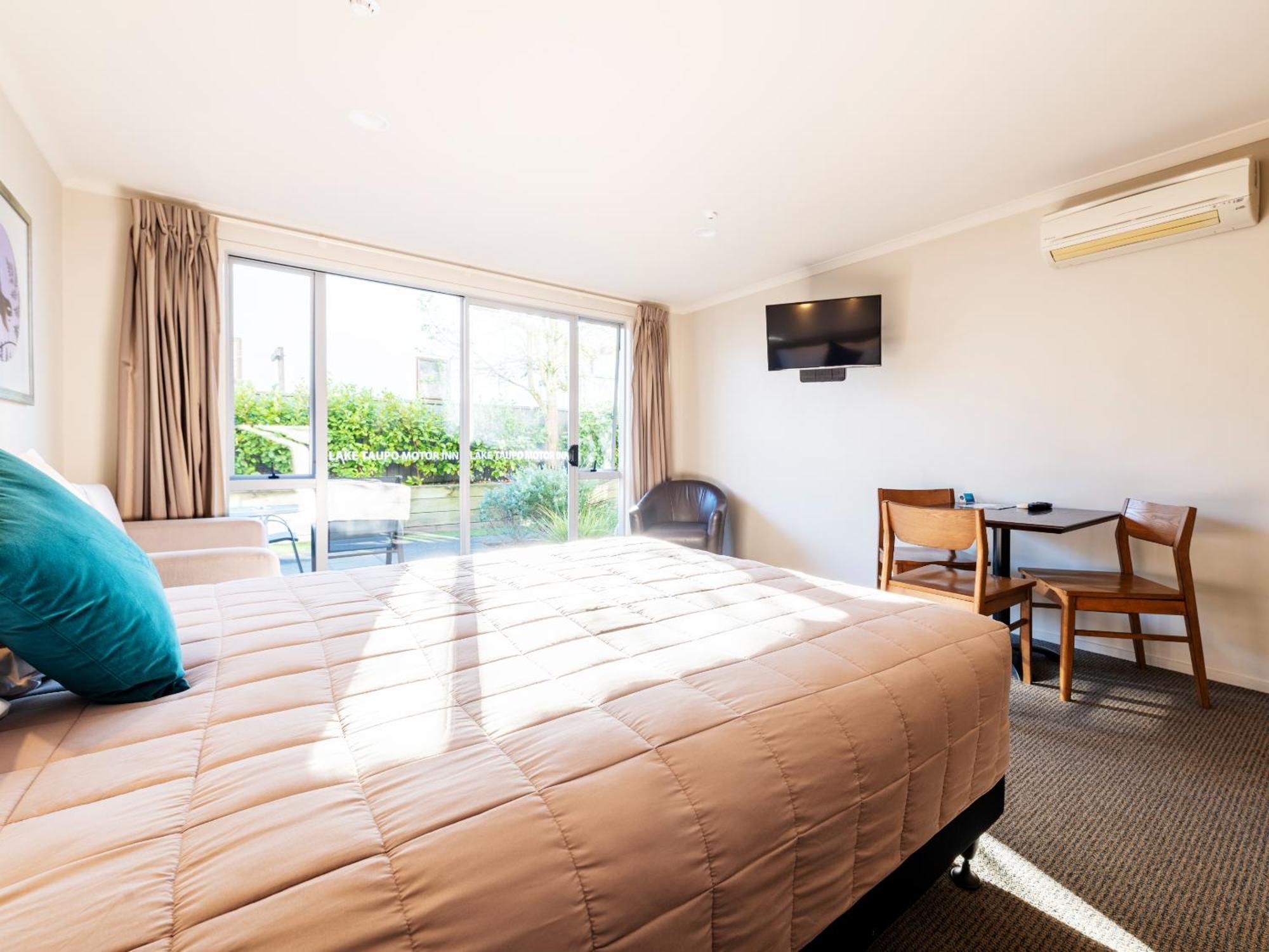 Lake Taupo Motor Inn Room photo